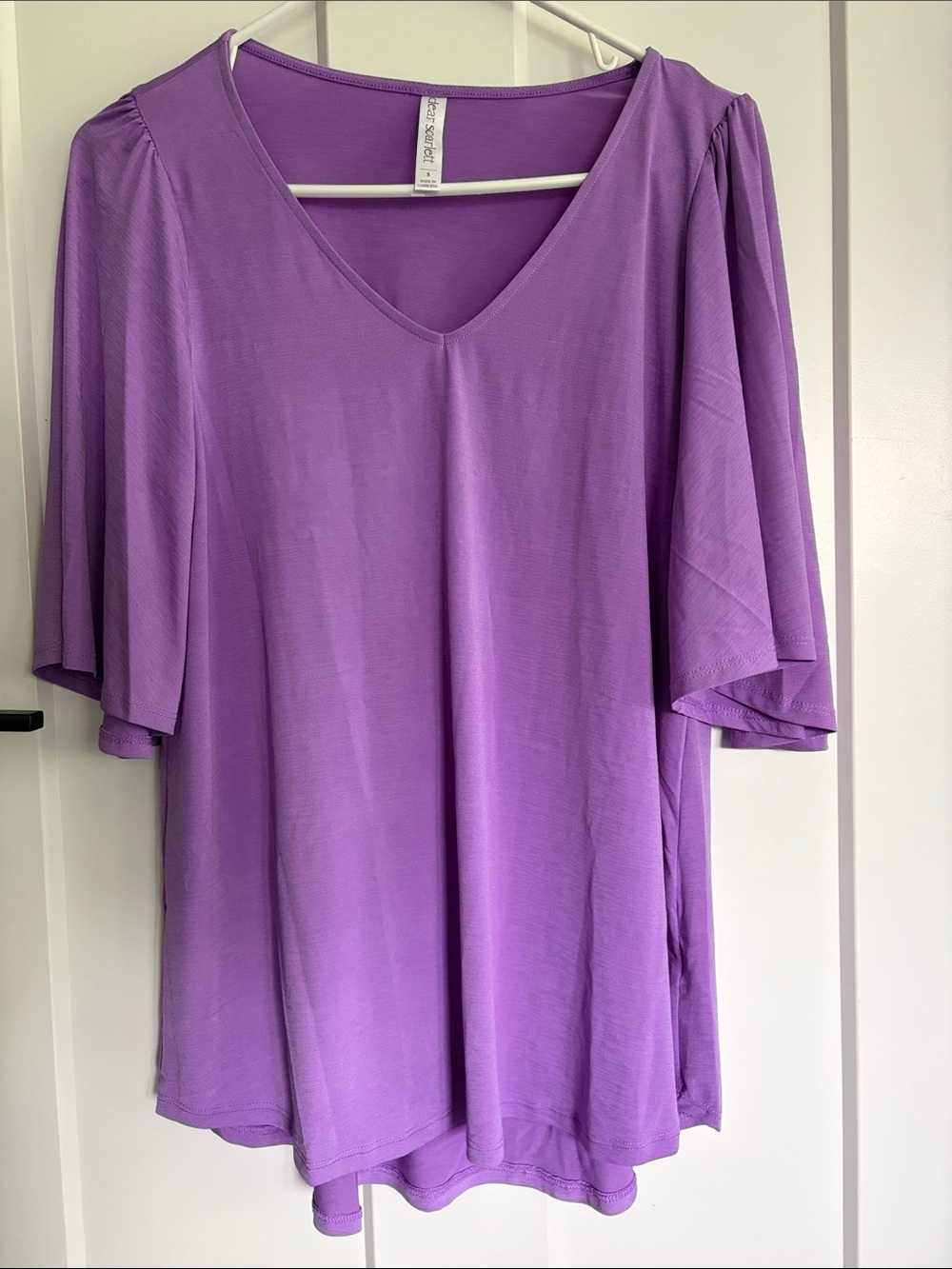 Dear Scarlett Lavender V-Neck Flutter Sleeve Tee size small